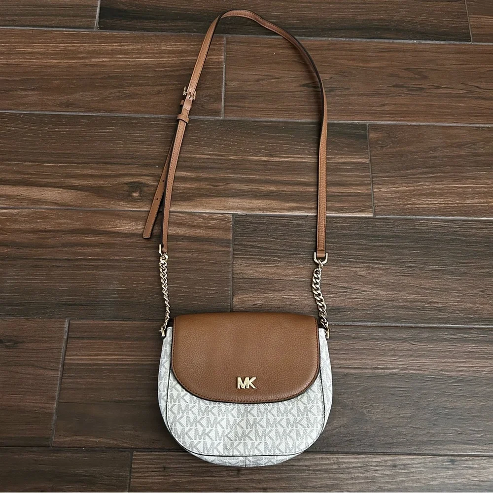 Michael Kors Mott Logo Dome Crossbody Purse Tan‎ Leather Cream Logo Gold Tone